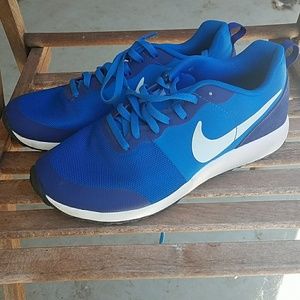 Womens 7.5 Nikes hardly worn